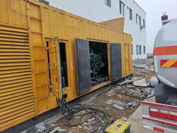 福建如何在发电机出租合同中约定设备的维修和保养责任？